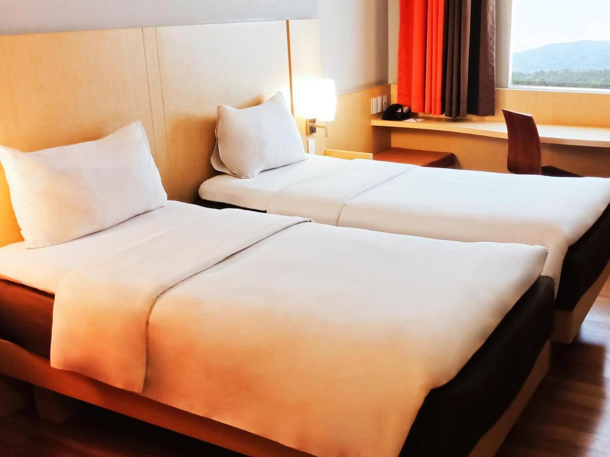 Ibis Padang Hotel Exterior foto